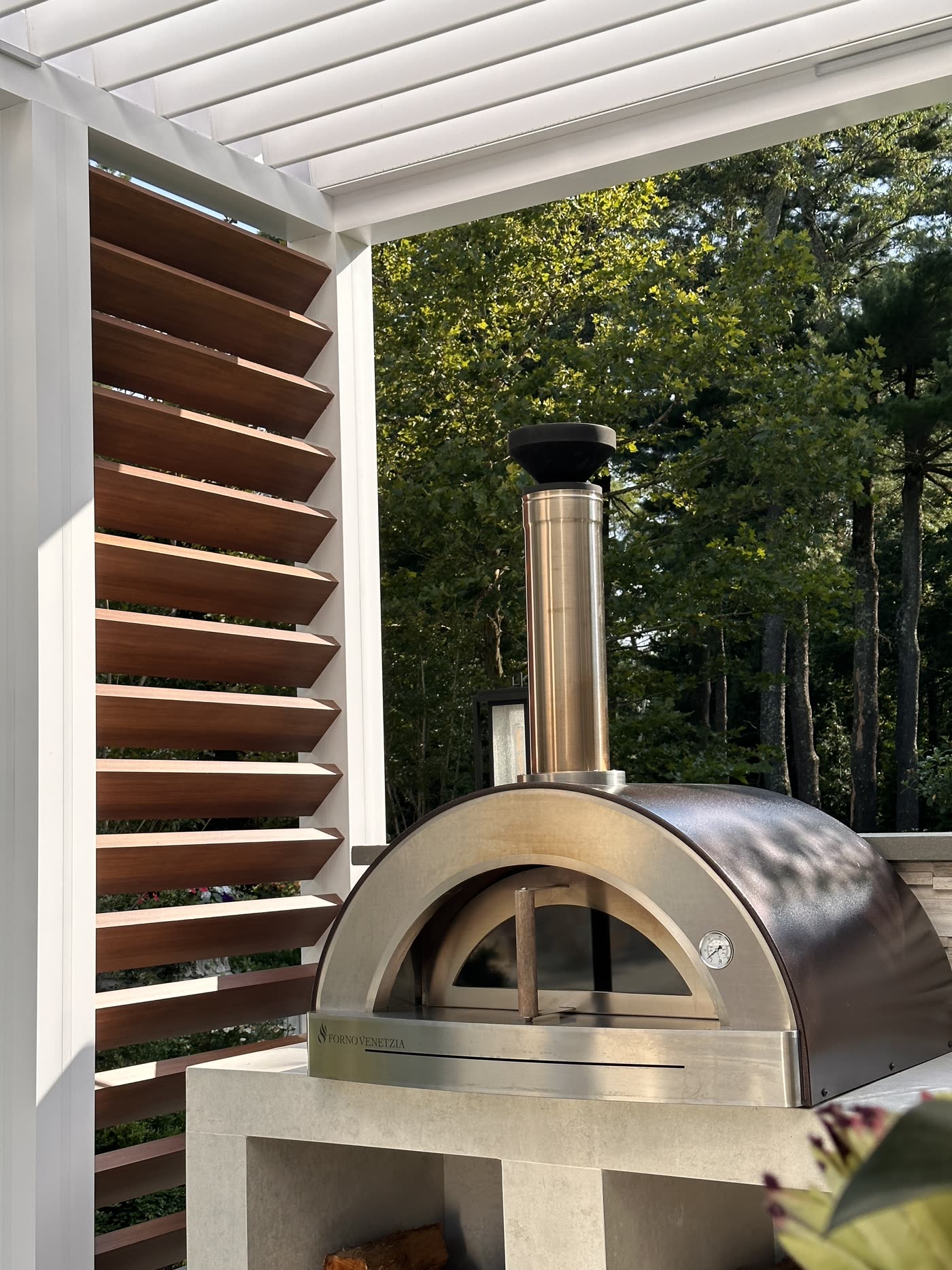 Pizza oven under pergola with IPE screens