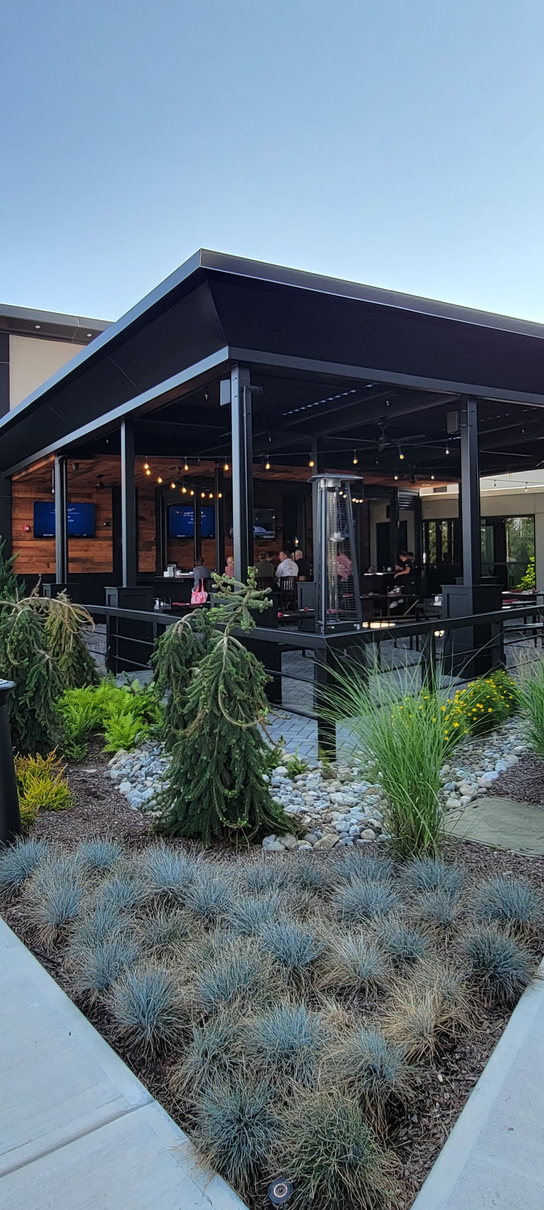 Completed Breslow Azenco R-Blade™ Motorized Louvered Roof at Tommy's Tavern + Tap, Bridgewater NJ