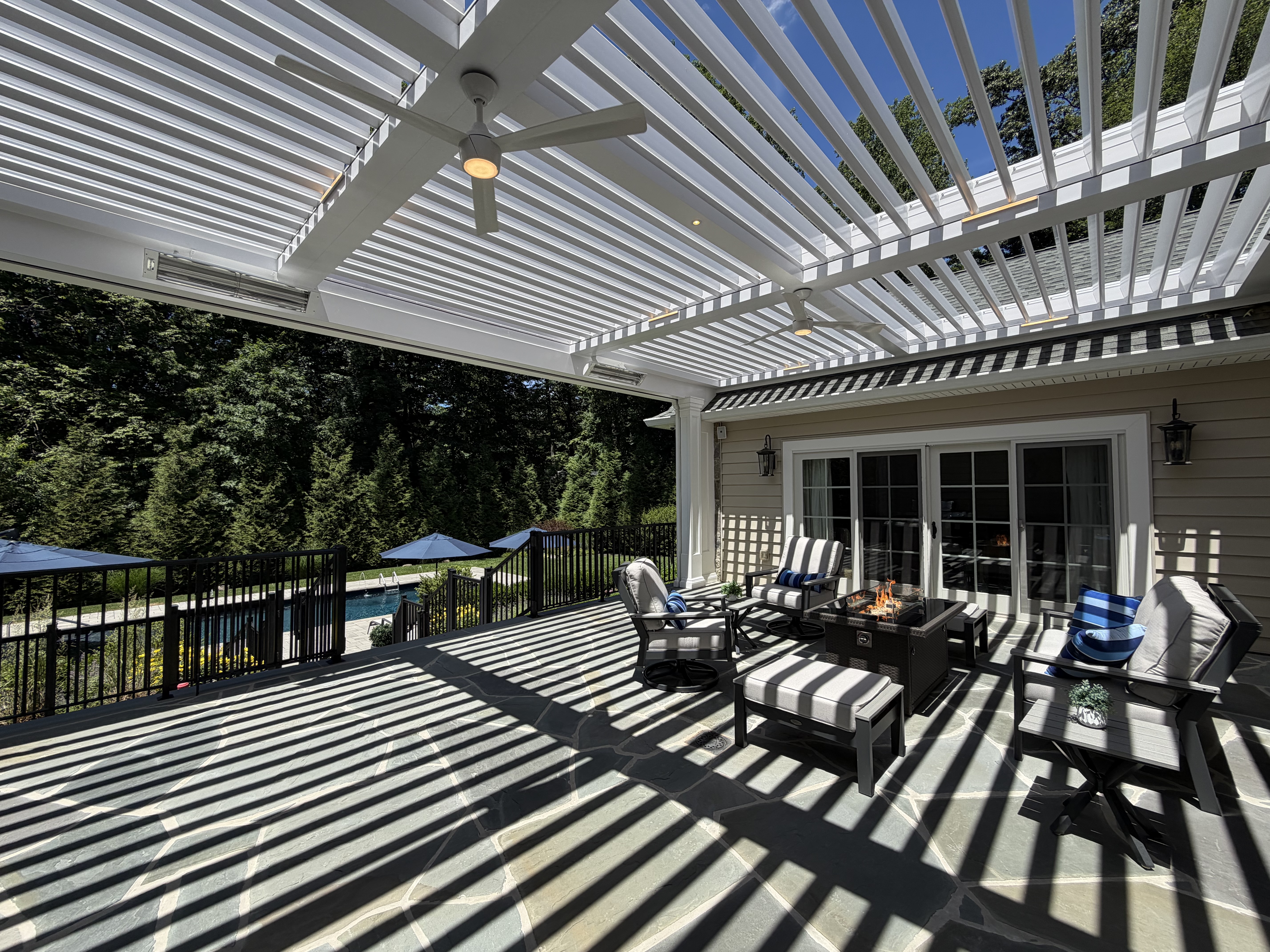 Modern motorized louvered roof — Montvale, NJ, by Breslow Design & Build