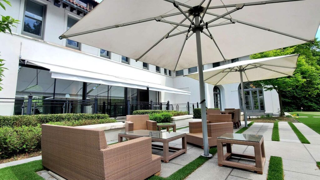 Breslow's Retractable-awnings-1.1.jpg